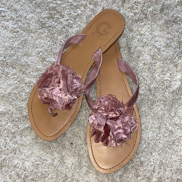 BOGO Guess Pink Flower Flip Flops - Picture 2 of 5